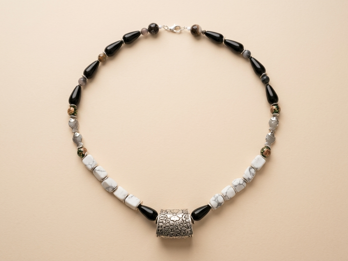 Collana di perline bianche e nere