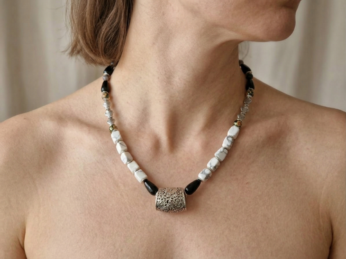 Collana di perline bianche e nere