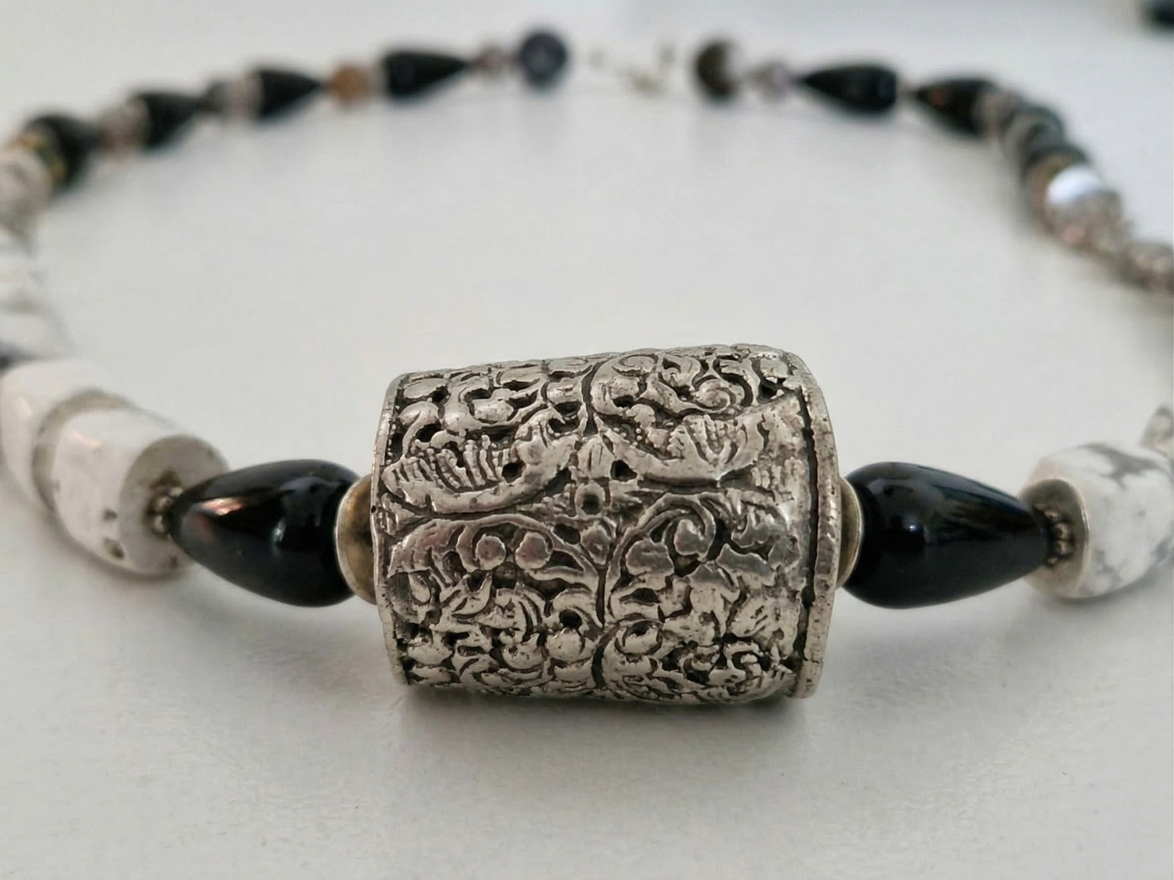 Collana di perline bianche e nere