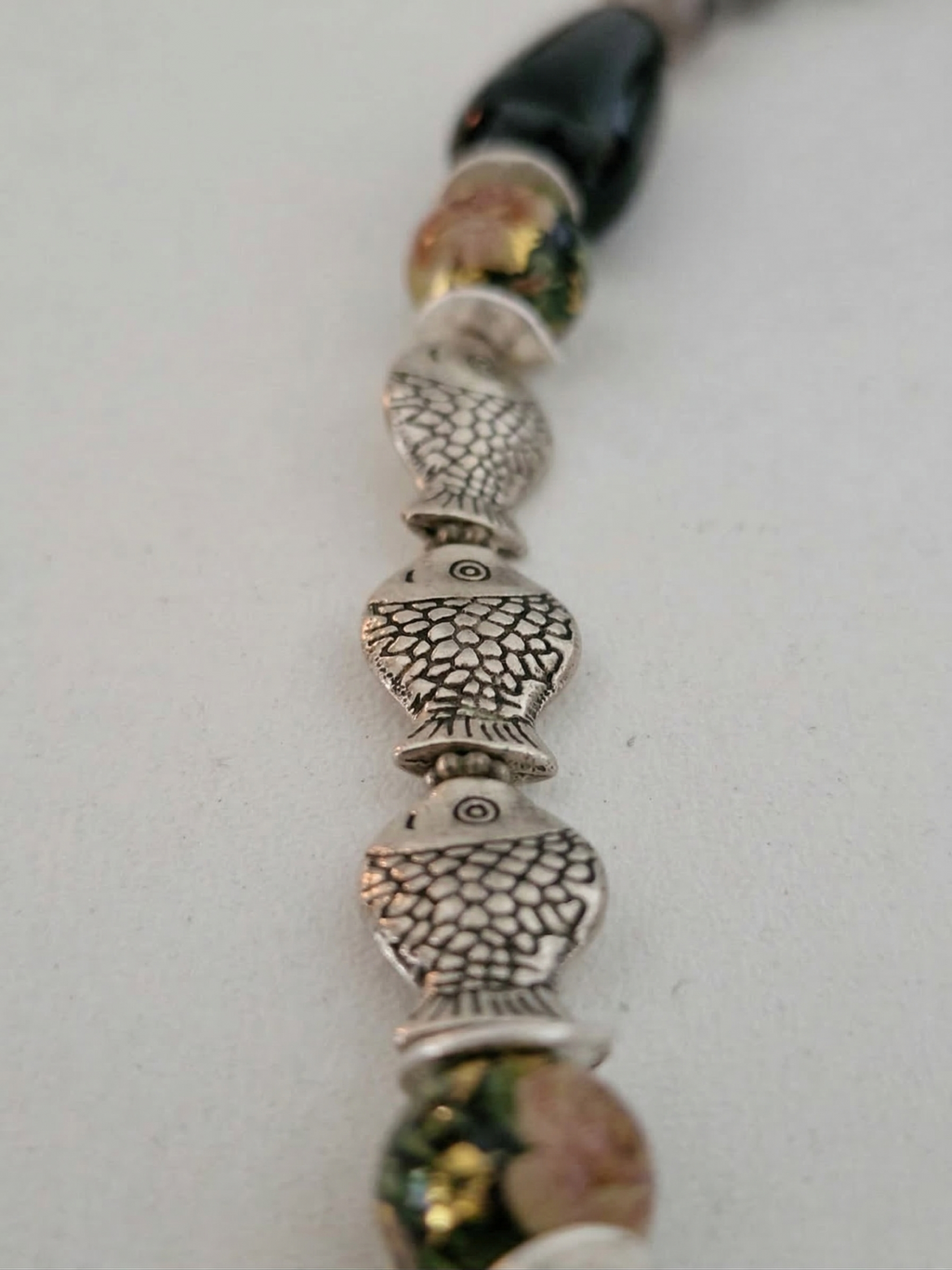 Collana di perline bianche e nere